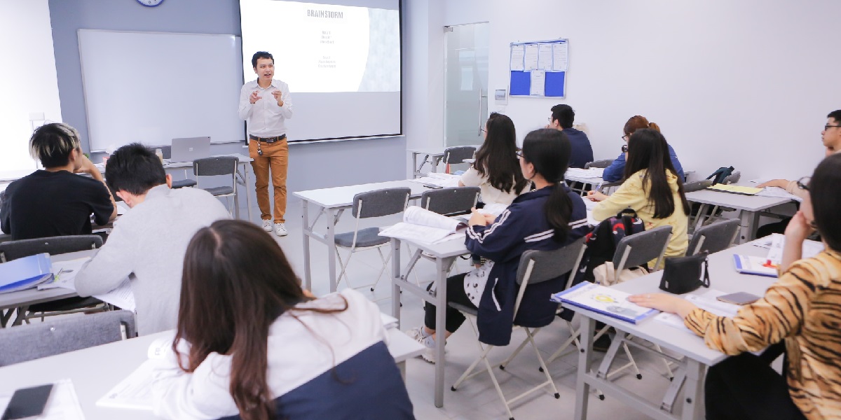 Lớp học tiếng Anh của thầy Tú Phạm. Lớp học tiếng Anh của thầy Tú Phạm.