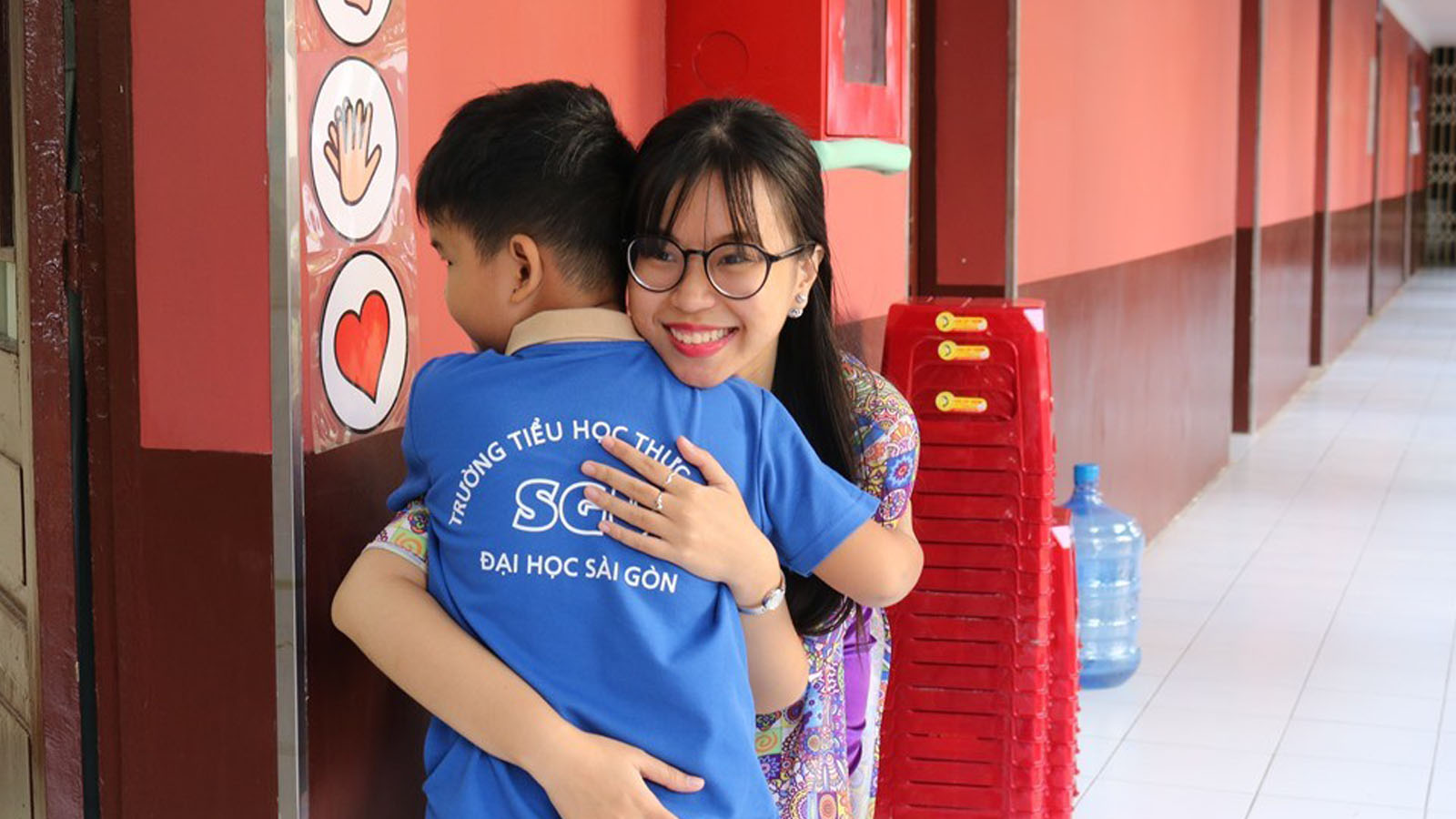 Các em học sinh Tiểu học Thực hành Sài Gòn thể hiện tình yêu với cô giáo