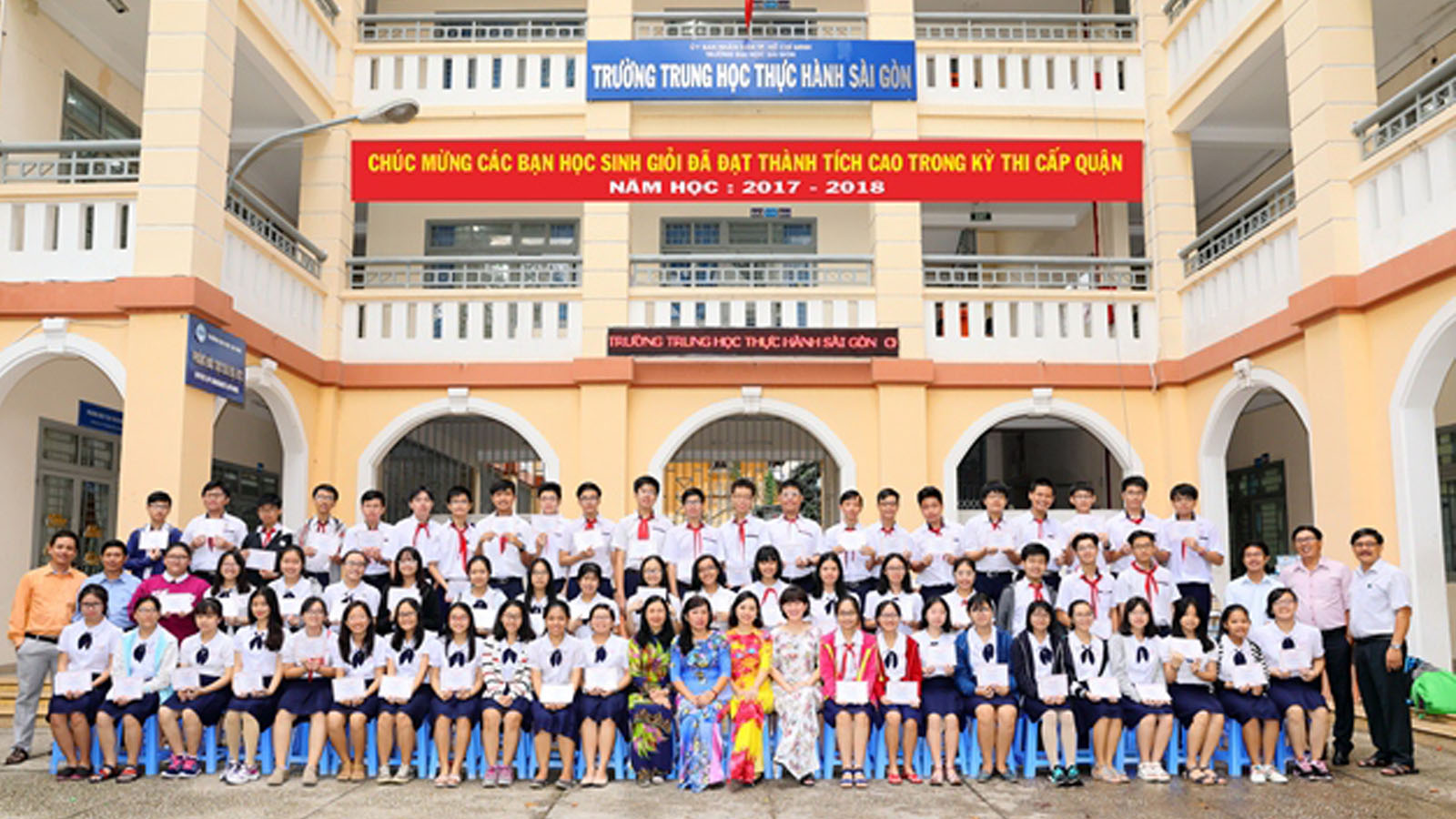 Học sinh và giáo viên trường Trung Học Thực Hành Sài Gòn
