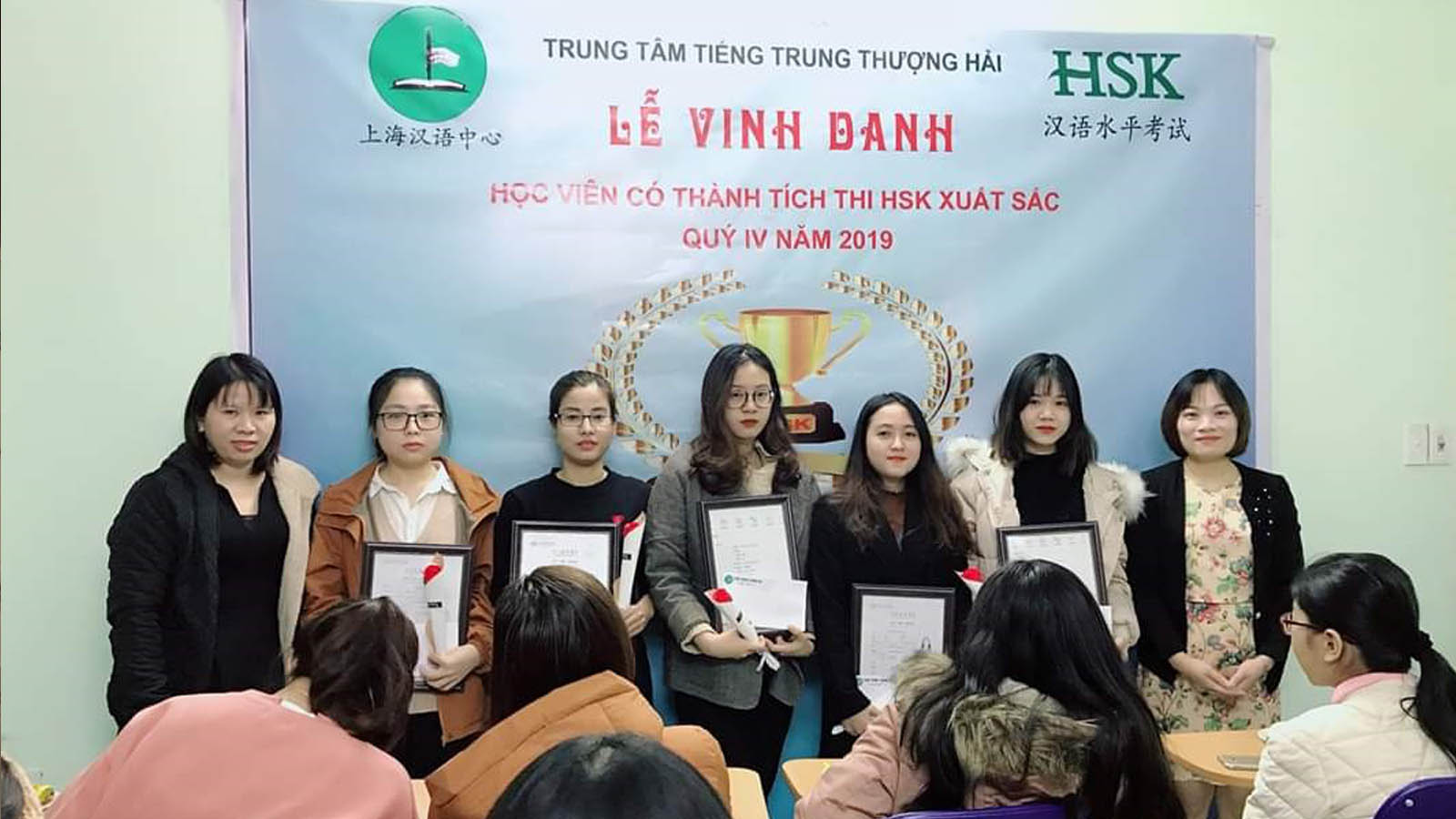 Lễ vinh danh học sinh đạt kết quả cao trong kỳ thi chứng chỉ HSK của Tiếng Trung Thượng Hải