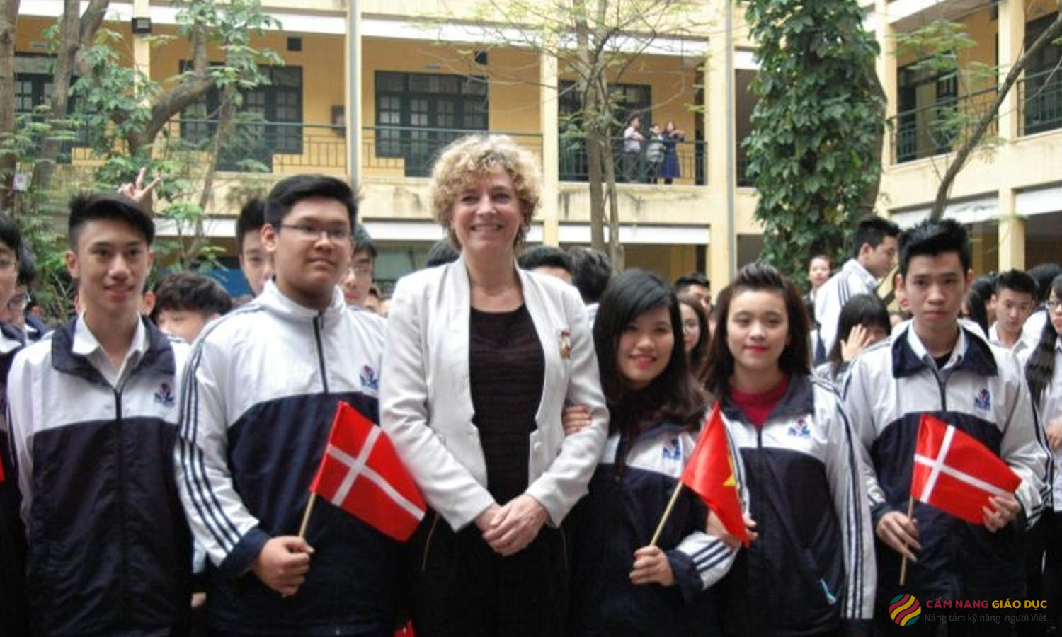 Học sinh THPT Đinh Tiên Hoàng cùng bộ giáo dục Đan Mạch. Ảnh: Website